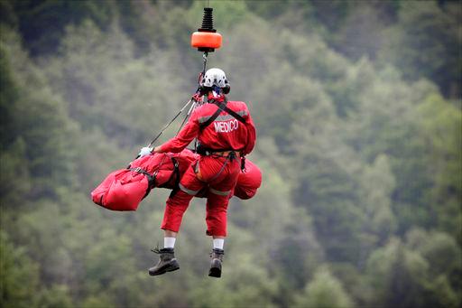 崖から転落したペドロ・オリッリョ（ラボバンク）がヘリで救助される