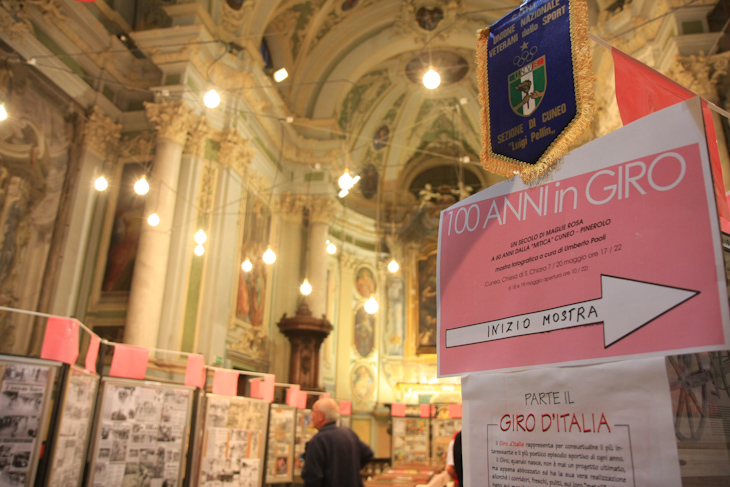 教会で開かれた「ジロの100年」の展示