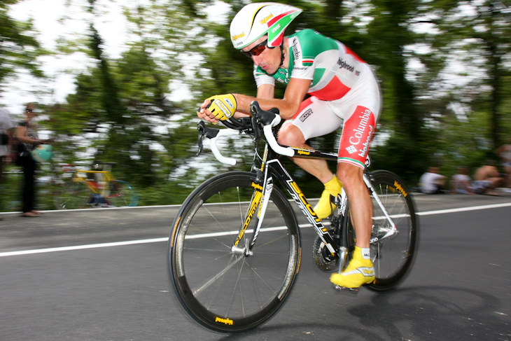 イタリアナショナルチャンピオンジャージに身を包み、TTを走るマルコ・ピノッティ（イタリア、チームコロンビア）