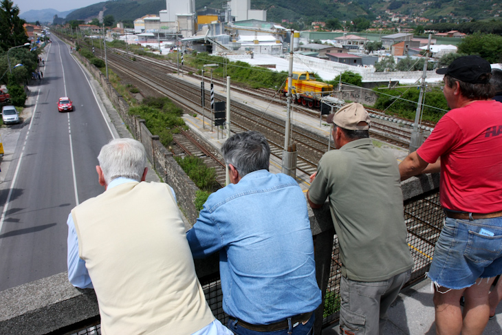 陸橋の上は人だかり