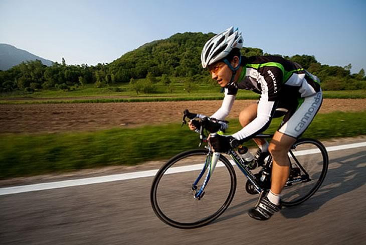 パワーがしっかりと路面に伝達され、バイクが前へ前へと出されていくかのような感覚を受けた。まさに快感だ