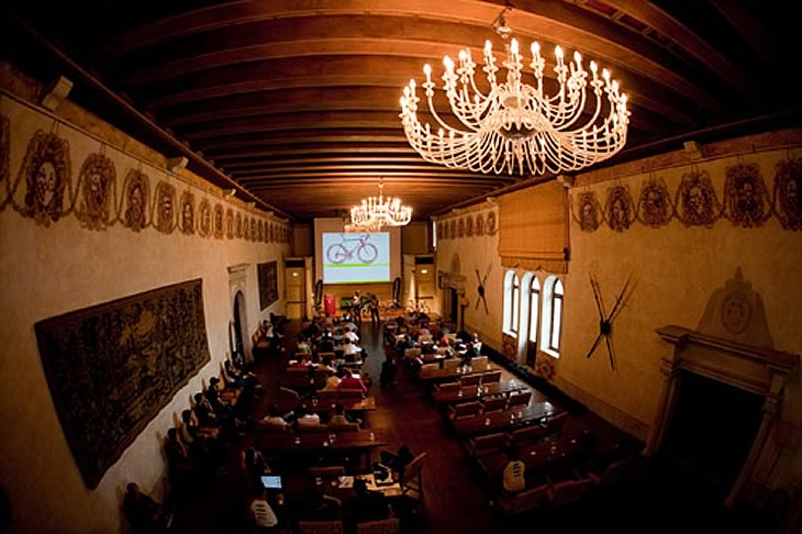 プレゼンテーションは中世の古城の貴賓室で荘厳に行われた