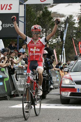 逃げ切りで山頂ゴールを制したフリアン・サンチェス(スペイン、コンテンポリス)