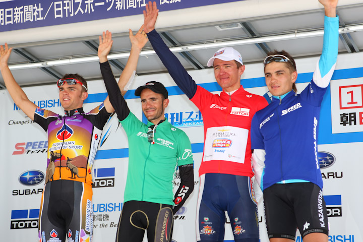 左からステージ優勝ジャック・ボブリッジ(チームAIS)、個人総合セルヒオ・パルディージャ(カルミオーロ・Aスタイル)、山岳賞マティア・クヴァシナ(アミーカチップス・クナウフ)、ポイント賞ヴァレンティン・イグリンスキー(カザフスタンナショナルチーム)
