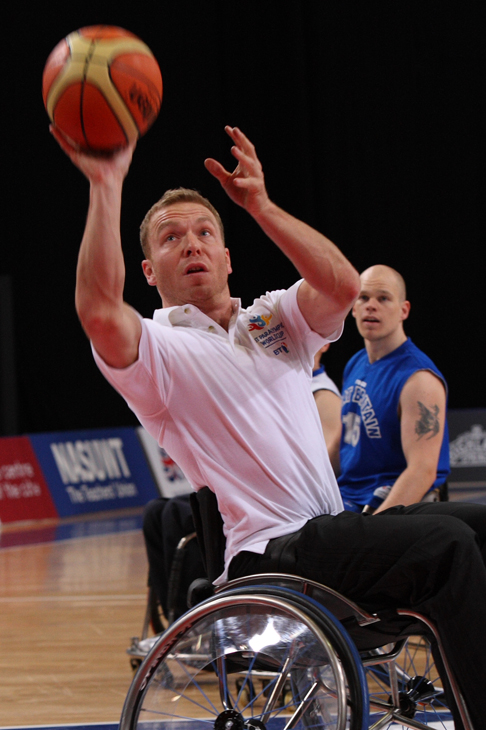 車椅子バスケットボールの練習に参加したクリス・ホイ（19日、マンチェスター・リージョナル・アリーナ）