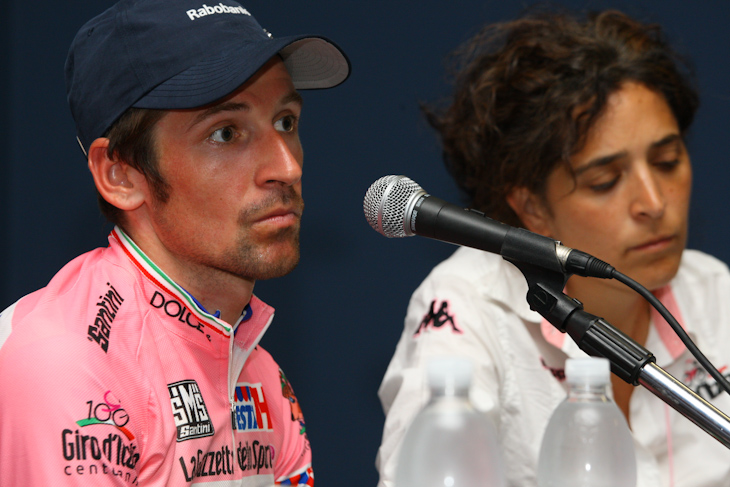 レース後の記者会見に臨むデニス・メンショフ(ロシア、ラボバンク)