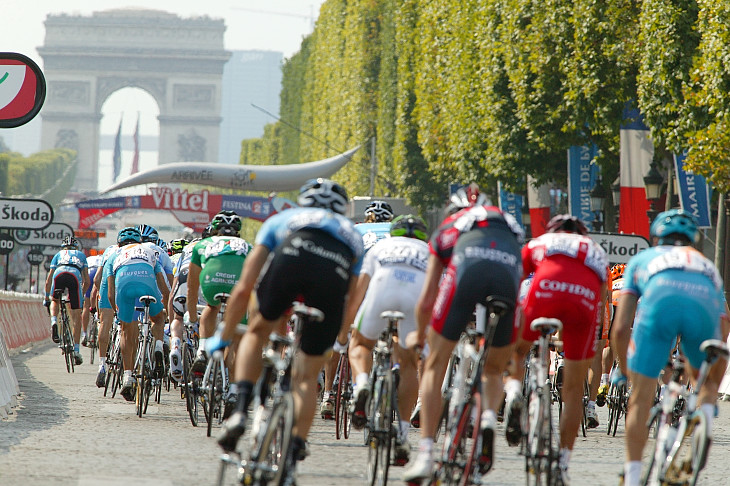 パリ、シャンゼリゼ通りを走るツール・ド・フランスの集団（写真はプロレースのもの）