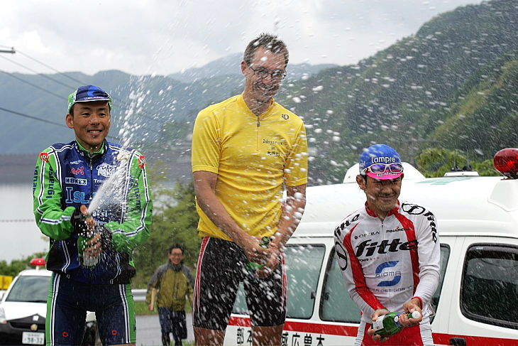 個人総合の表彰式。左から2位の高岡亮寬(イナーメアイランド信濃山形)、優勝のリー・ロジャース(EsperanceStage我逢人)、3位の安藤光平(Team FITTE S)