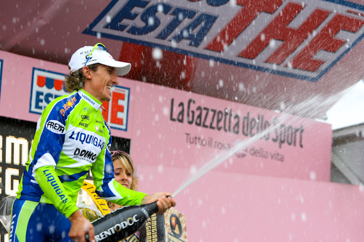 第17ステージの表彰台で喜び爆発、豪快にシャンパンを開けるフランコ・ペッリツォッティ