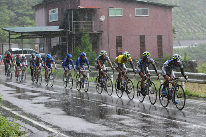 メイン集団はイエロージャージのNIPPO・コルナゴ勢が引く