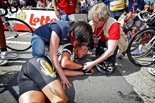 立ち上がれないクラース・ロデヴィック(ベルギー、トップスポーツフラーンデレン)