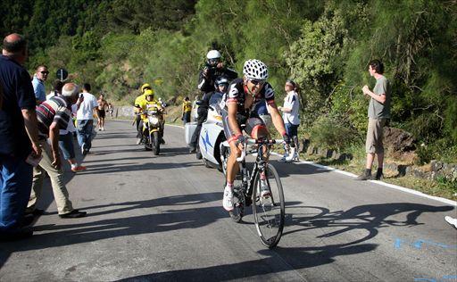 ヴェスヴィオの山頂ゴールへ独走するカルロス・サストレ（サーヴェロテストチーム）