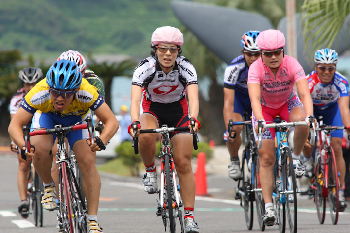 実業団FRは森田正美（チームブリヂストン・アンカーFR）が優勝。左はERで第1・2ステージを制して総合優勝の皿屋豊（masahikomifune.com CyclingTeam）