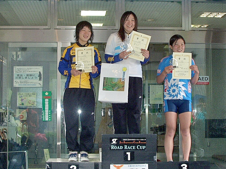 女子表彰（学生）1位　川又千裕（鹿屋体育大学）、2位　木村亜美（鹿屋体育大学）、3位　明珍裕子（朝日大学）