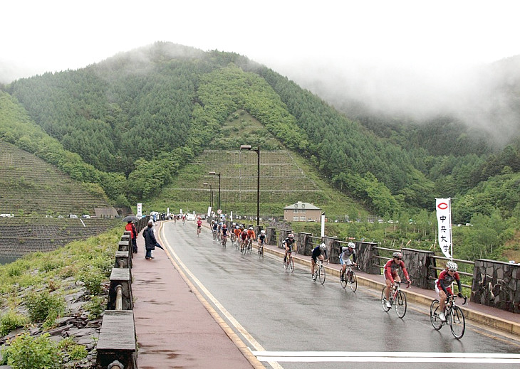 ダムの上を駆け抜ける