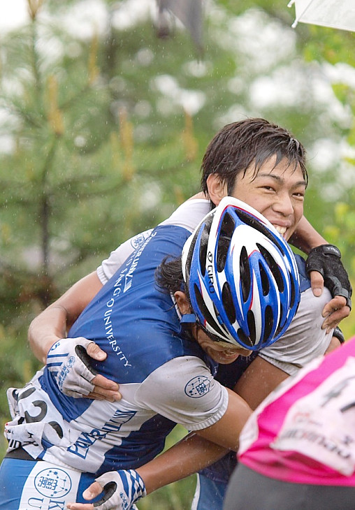 木守望の優勝を喜ぶ3位の中村弦太（京都産業大学）