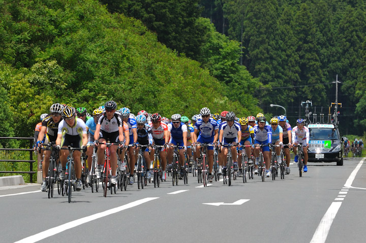 美山の新緑の中を走る公道レース 美山サイクルロードレース
