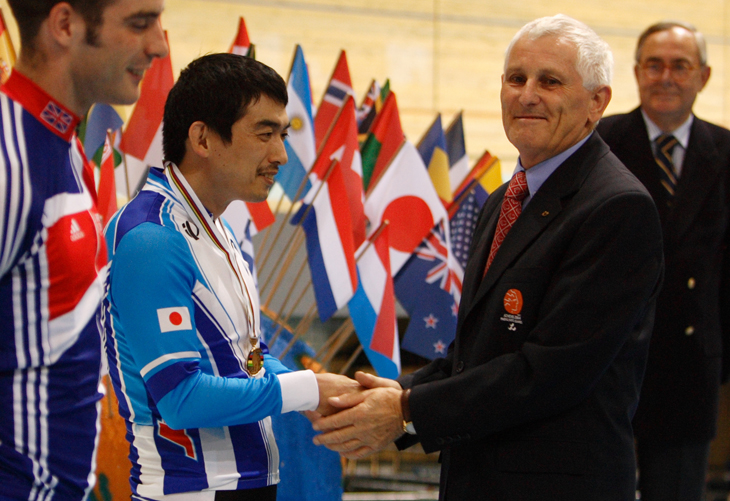 IPC自転車世界選手権男子ロードレース［CP2］表彰式で。小川に銅メダルを授与するトニー・ヨーク　（2006.9.18、エーグル）