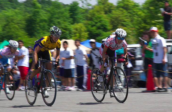2008年全日本選手権ロードレース女子、ゴール前でスプリントする宇田由香(写真右・旧姓:山島/あさひレーシング)