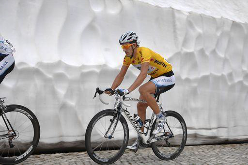 超級山岳ゴッタルド峠の雪の壁とリーダージャージのファビアン・カンチェラーラ(スイス、サクソバンク)