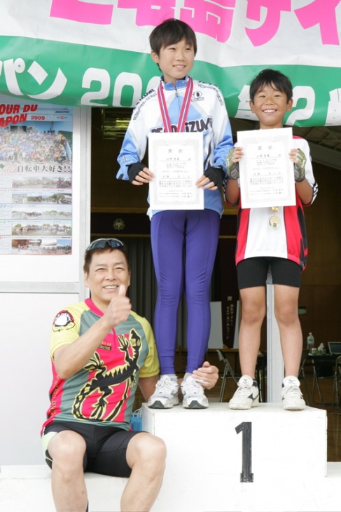 Kクラスの表彰式。錦野旦さんと