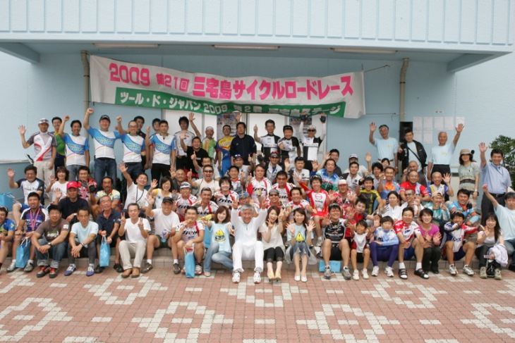 最後に参加者全員で記念撮影。この一体感も三宅島の魅力だ!
