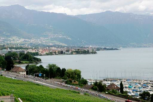 山々に囲まれたスイスの美しい湖を進む