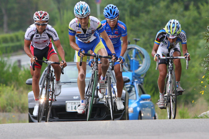 5周目、逃げの4人。真鍋和幸（TEAM NIPPO-COLNAGO）、飯島誠（チームブリヂストン・アンカー） 、松村光浩（愛三工業レーシングチーム）、伊勢直人（MASSA-FOCUS-OUTDOORPRODUCTS）