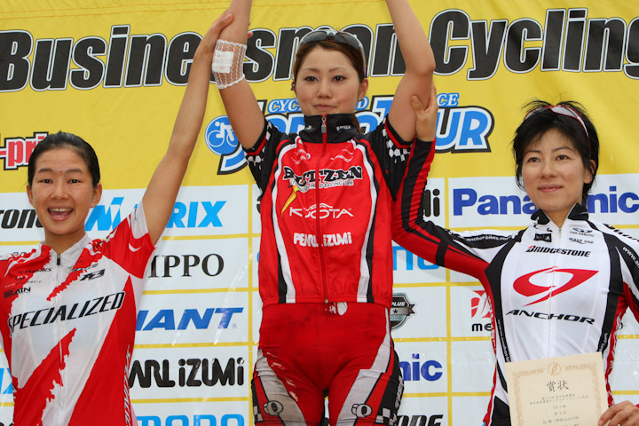 FR 表彰、左から2位片山梨絵、優勝CHISAKO(UTSUNOMIYA BLITZEN FR)、3位森田正美(チームブリヂストン・アンカーFR)