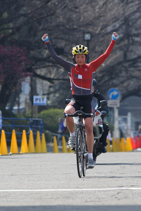 神宮外苑クリテリウムではぶっちぎりで逃げ切り優勝