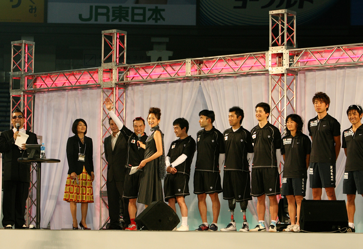 壮行イベントで、五輪選手とともに紹介される（2008.6.26、東京ドーム）