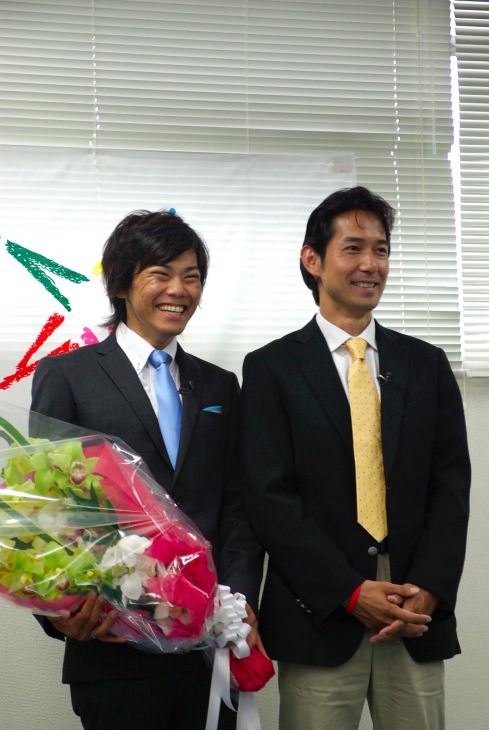 新城と浅田顕氏、満面の笑顔でのフォトセッション。両者の関係が伺える瞬間であった