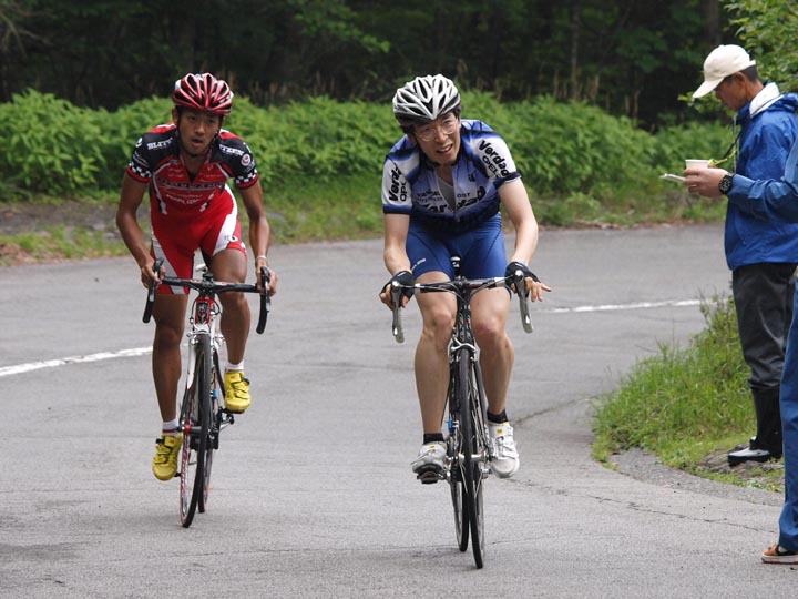 8km付近で長沼が単独で森本を捕らえる