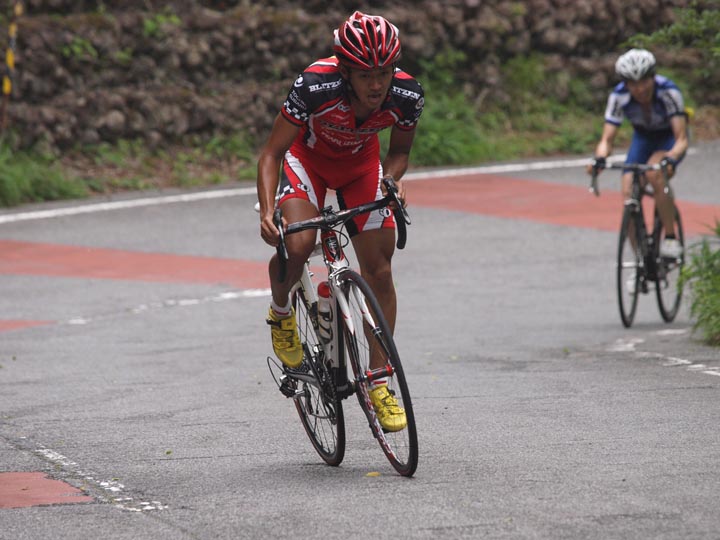 全日本実業団富士山ヒルクライムロードレース2009、残り2kmを過ぎ、共に先頭を走っていた森本を引き離して独走態勢に入る長沼