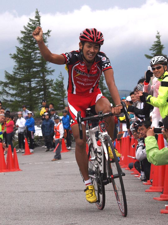 全日本実業団富士山ヒルクライムロードレース2009、独走し優勝。右手を挙げてゴールする長沼