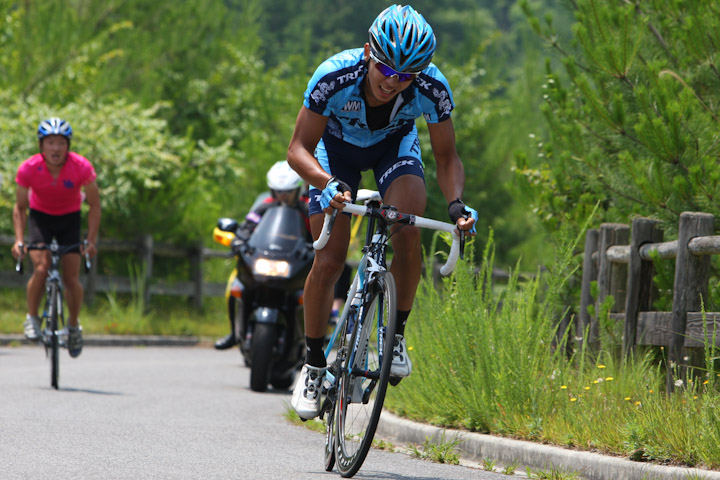 U23 5周目、上り頂上でアタックする竹之内悠(TREK MARCOPOLO CYCLINGTEAM)