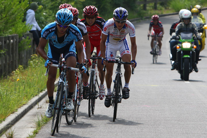 U23 10周目上り、先頭の竹之内悠(TREK MARCOPOLO CYCLINGTEAM)がペースアップ、小坂光(UTSUNOMIYA BLITZEN)が下る