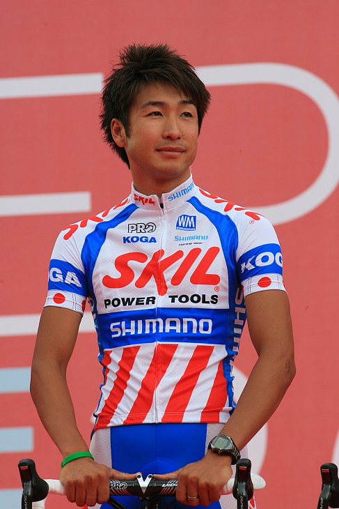 ツール・ド・フランス2009のチームプレゼンテーションに臨む別府史之（日本、スキル・シマノ）。前哨戦ルート・デュ・スッドで山岳賞を獲得する活躍を見せた