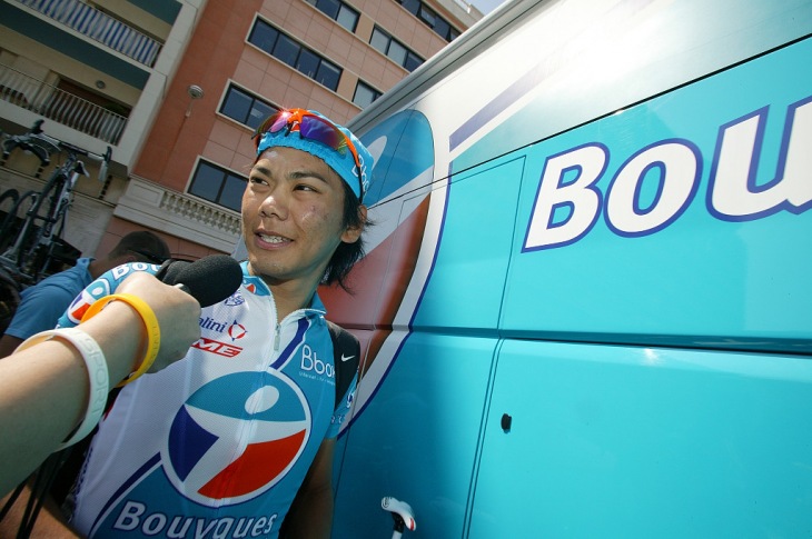 朝のインタビューに応える新城幸也(Bboxブイグテレコム)