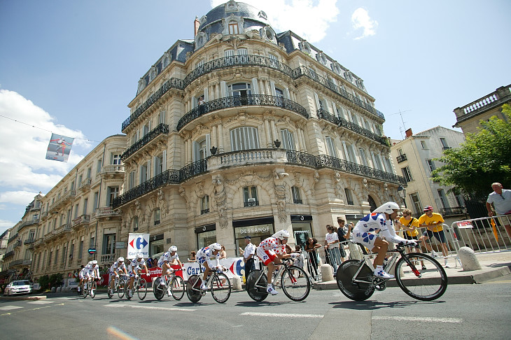 第4ステージのチームTT、モンペリエの街中を駆け抜けるフランセーズデジュー