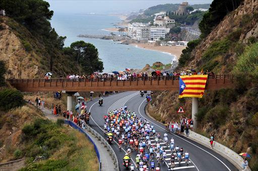 雨のカタルーニャ。濡れた海沿いの道を進む