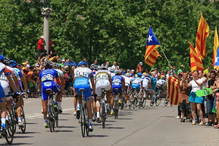 コースのあちこちでカタルーニャの旗が翻る