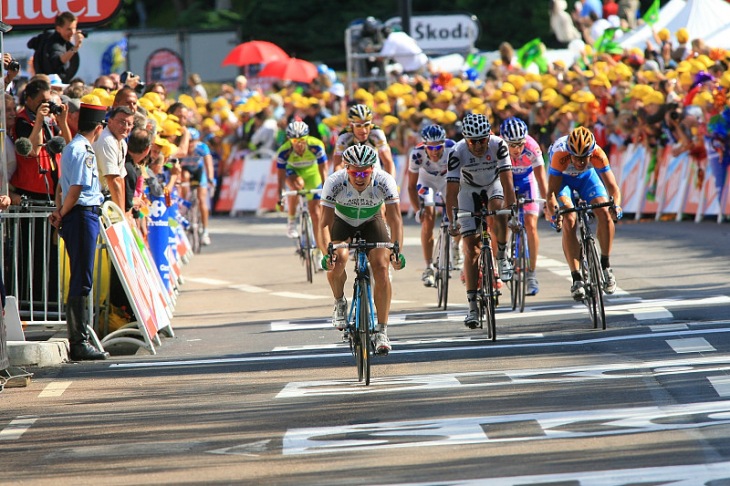 2009年ツール・ド・フランス第14ステージ　追走グループの先頭でゴールするニコラス・ロッシュ（アイルランド、アージェードゥーゼル）