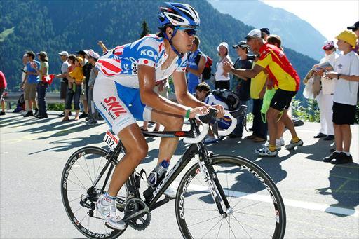 比較的前方で1級山岳ヴェルビエを上る別府史之(日本、スキル・シマノ)