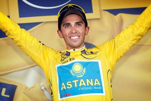 マイヨジョーヌに袖を通したアルベルト・コンタドール(スペイン、アスタナ)