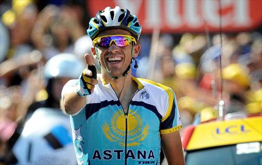 お得意のバキューンポーズでゴールするアルベルト・コンタドール(スペイン、アスタナ)