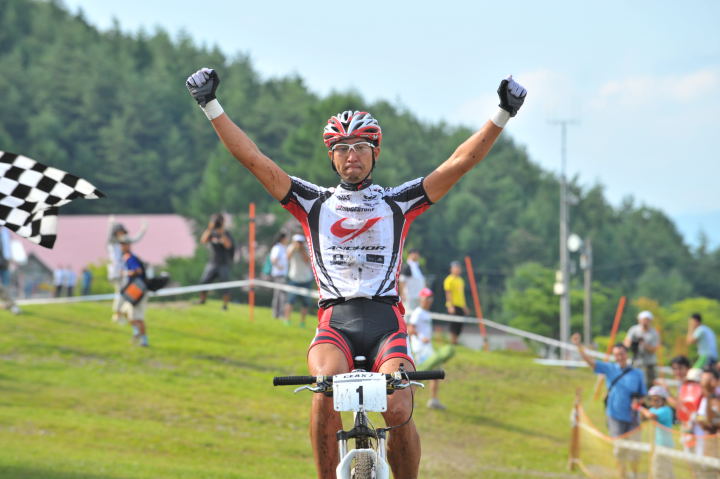 XC 圧勝で2連覇達成の山本幸平（チームブリヂストン・アンカー）