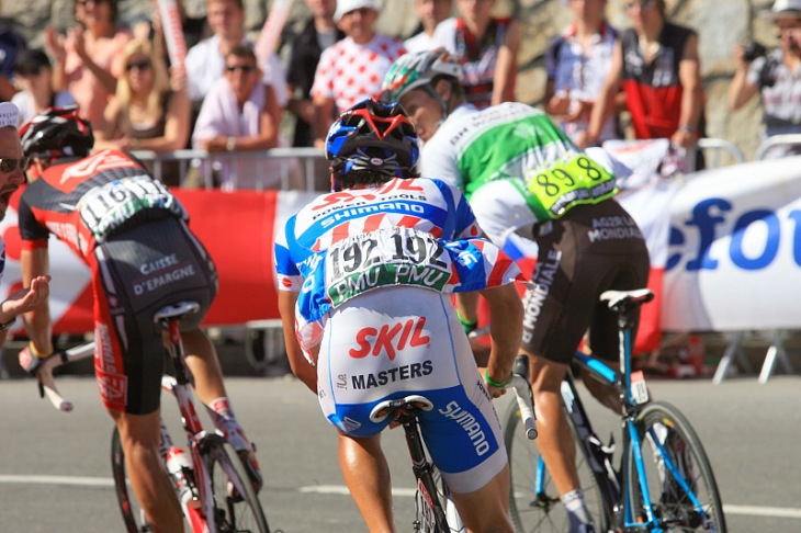 2009年ツール・ド・フランス第15ステージ　別府史之と一緒に上りを進むニコラス・ロッシュ（アイルランド、アージェードゥーゼル）、ラ・ポム・マルセイユ時代のチームメイト
