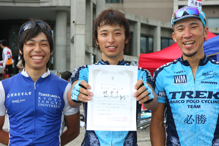 優勝した岡豊洋(トレック・マルコポーロ)とアシストとして活躍したチームメイト