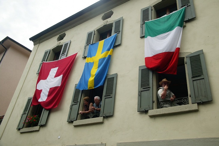 スイス、スウェーデン、イタリアの国旗。何故スウェーデン？